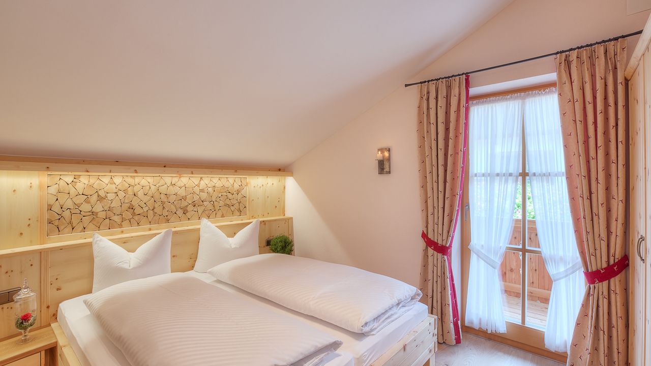 Schlafzimmer I in Zirbenholzausstattung, mit TV, Ostbalkon Schlafzimmer I in Zirbenholzausstattung, mit TV, Ostbalkon